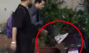 Karik lên tiếng xin lỗi vì vô ý gác chân lên xe máy người lạ buộc dây giày