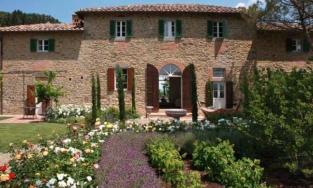 Đắm chìm trong nét quyến rũ của ngôi biệt thự cổ tại miền Trung nước Ý