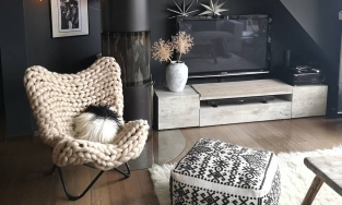 Ngôi nhà sống động với những chiếc ghế được... 'mặc áo len' lúc Đông về!