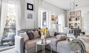 Chiêm ngưỡng căn hộ chỉ 54m² nhưng sở hữu ban công đẹp và lãng mạn đến phát hờn