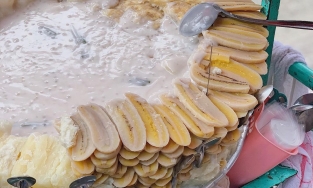 Xe chuối xào dừa 20 năm tuổi, mỗi ngày chỉ bán 1 giờ là hết hàng ở Sài Gòn