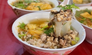 Bánh đúc nóng, món quà chiều chuẩn ngon, bổ, rẻ cho ngày hết tền cuối tháng