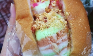 Trở vể tuổi thơ với món bánh mì kẹp kem độc đáo từ thời “ông bà anh”