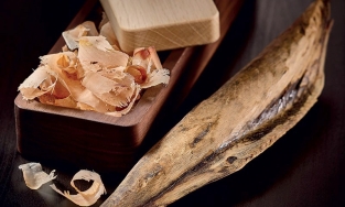 Katsuobushi, món cá ngừ khô cứng như đá cực quan trọng với ẩm thực Nhật Bản