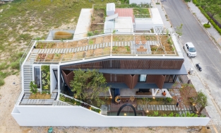 Ngôi nhà ở Đà Nẵng với vườn rau tươi tốt quanh năm trên sân thượng