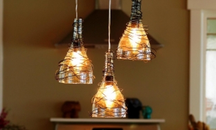 Biến chai thủy tinh thành đèn chùm - ý tưởng trang trí nhà ai cũng làm được