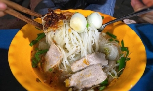 Đêm Sài Gòn mà không ăn hủ tiếu gõ thì coi như chưa đến Sài Gòn 