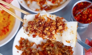 Xe bánh bột khoai môn 50 năm tuổi, mỗi ngày chỉ bán 3 tiếng ở quận 11