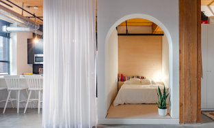 Phòng ngủ kiểu hộp lạ mắt trong căn hộ áp mái đẹp như một 'lâu đài thu nhỏ'