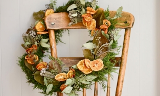 Tự làm vòng nguyệt quế cam quế đón Giáng sinh: Đẹp, rẻ và dễ như ăn bánh