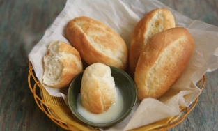 Bánh mì chấm sữa, món ăn Việt rẻ bèo mà khiến dân mạng quốc tế khen nức nở