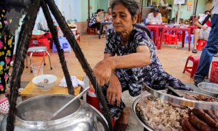 Quán cháo lòng gần 1 thế kỷ vẫn trung thành với nồi hàn từ chậu nhôm