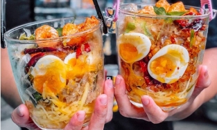 Ẩm thực Sài Gòn quả là thú vị: Người ta ăn bánh tráng bằng xô rồi đây này!