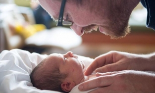 Ấm áp như tình phụ tử, chỉ nhìn ảnh thôi cũng khiến trái tim tan chảy