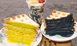 Sandwich trứng muối than tre: Món mới giá mềm đang rất hot ở Sài Gòn