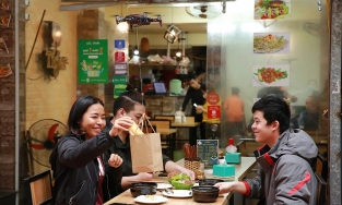 Những hình thức phục vụ độc lạ của quán xá để đối phó với Covid-19