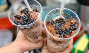 Xe milo dầm trân châu khổng lồ cứ dọn lúc nào là đông khách lúc ấy ở quận 1