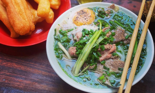 3 quán phở bò bát thường cũng từ 50 ngàn nhưng rất đông khách trong phố cổ