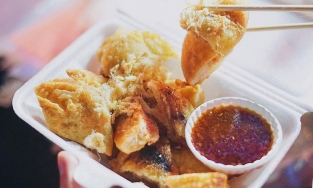 Xe bánh sữa pate chiên 10 năm chỉ ngụ trong hẻm nhỏ vẫn đắt khách ở quận 6