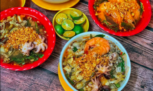 Ngày mưa Sài Gòn 'hít hà' mì ốc hến dì Lan làm ấm bụng cho buổi xế chiều