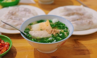 Tới Cao Bằng nếm bánh cuốn ăn với nước xương, măng muối ngon quên lối về