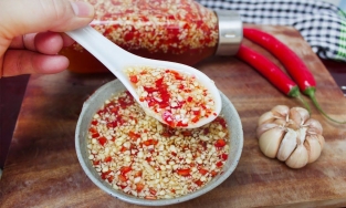 Cách pha nước mắm để tỏi ớt luôn nổi trên bề mặt như ngoài hàng
