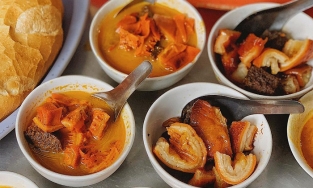 5 món ăn vặt nổi như cồn tại chợ Xóm Chiếu, Sài Gòn
