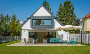 Ngôi nhà tone pastel đẹp như mơ của cặp vợ chồng kiến trúc sư và 3 con gái