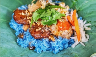 Món xôi đậu biếc gói bằng lá sen cực hấp dẫn ở quận 10, Sài Gòn