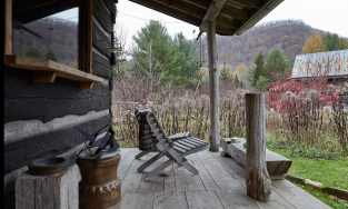 Ngôi nhà bên ngoài xập xệ, bên trong tràn đầy ngẫu hứng và chất 'nghệ' 