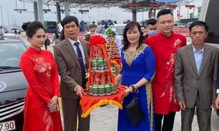 Do dịch Covid-19, nhà trai phải trao lễ cho nhà gái ở trạm thu phí rồi về