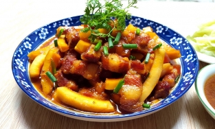 Làm mứt dừa non thất bại hãy mua thịt và chế biến thành món thịt kho dừa ngon bất bại