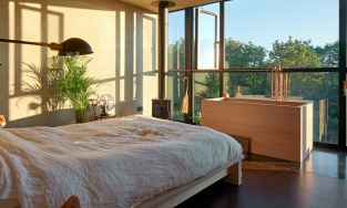 Góc cho người táo bạo: Phòng ngủ tường kính với bồn tắm gỗ ngay sát cửa sổ