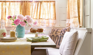 Rèm‌ ‌vải‌ ‌bố,‌ ‌phụ‌ ‌kiện‌ ‌giúp‌ ‌cho‌ ‌căn‌ ‌phòng‌ ‌toát‌ ‌lên‌ ‌vẻ‌ ‌đẹp‌ ‌cổ‌ ‌điển,‌ ‌mộc‌ ‌mạc‌ 