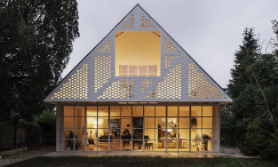 Ngôi nhà nổi bật với mái dốc, tường gạch trắng cùng cửa kính trong suốt tuyệt đẹp