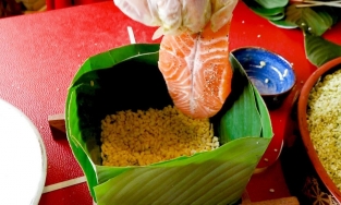 3 loại bánh chưng lạ ngày Tết gọi tên cá hồi, thịt ngan và trứng muối