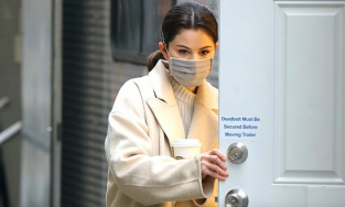 Selena Gomez xuất hiện sau nghi vấn có tình mới, đeo khẩu trang... vẫn xinh