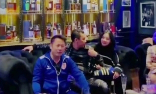 Lộ clip chồng cũ Lệ Quyên có cử chỉ thân mật với người đẹp Cẩm Đan, bàn tay đại gia tiết lộ mối quan hệ 'trên tình bạn' với gái xinh 2k2