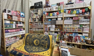 Về tuổi thơ với căn phòng chứa 7.000 cuốn truyện và vô số mô hình đồ chơi