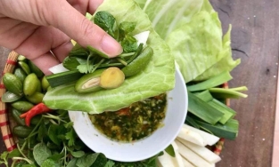 Bắp cải cuộn nhót xanh chấm chẩm chéo - đặc sản gây nghiện của vùng Tây Bắc