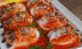 Cách làm món gỏi tôm sốt chua cay Thái Lan cực đã miệng ngay tại nhà