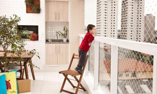 Lan can ban công cao bao nhiêu, cần yếu tố gì mới an toàn cho trẻ nhỏ?