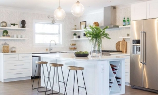 Gỗ và bàn bếp đá trắng, sự kết hợp hoàn hảo để phòng bếp trẻ trung, có gu