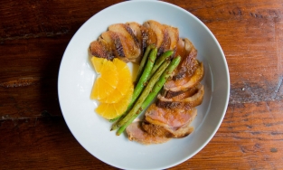 Cách làm ức vịt sốt chanh leo lạ miệng để đổi món cho cả gia đình