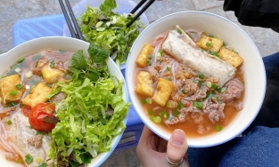 4 quán bún riêu ngon, giá bình dân buổi sáng trong khu phố cổ 