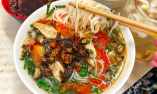 Bún ốc tóp mỡ và bún ốc trứng vịt lộn, 2 món bún ốc ngon của phố Bạch Mai