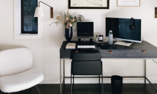 Góc làm việc đẹp mê ly nhờ nội thất và phụ kiện 'đáng đồng tiền bát gạo'