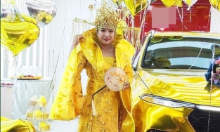 Nữ khách hàng mặc đồ lấp lánh, kiêu sa như Hoàng hậu để làm lễ nhận xe