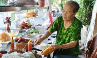 Madam Khánh - tiệm bánh mì được khách Tây khen 'nữ hoàng bánh mì' ở Hội An