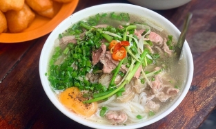 Phở Bát Đàn, quán phở hơn 100 năm tuổi, muốn ăn phải xếp hàng dài ở Hà Nội